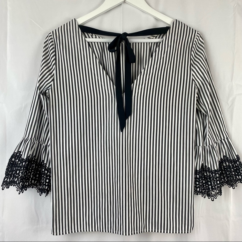 Dapper A. Byer Laced bell sleeved top size small - Picture 6 of 6